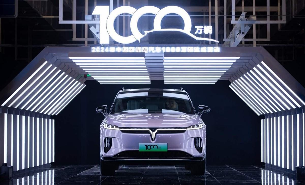 嵐圖知音榮耀見證，中國新能源汽車2024年突破1000萬大關(guān)