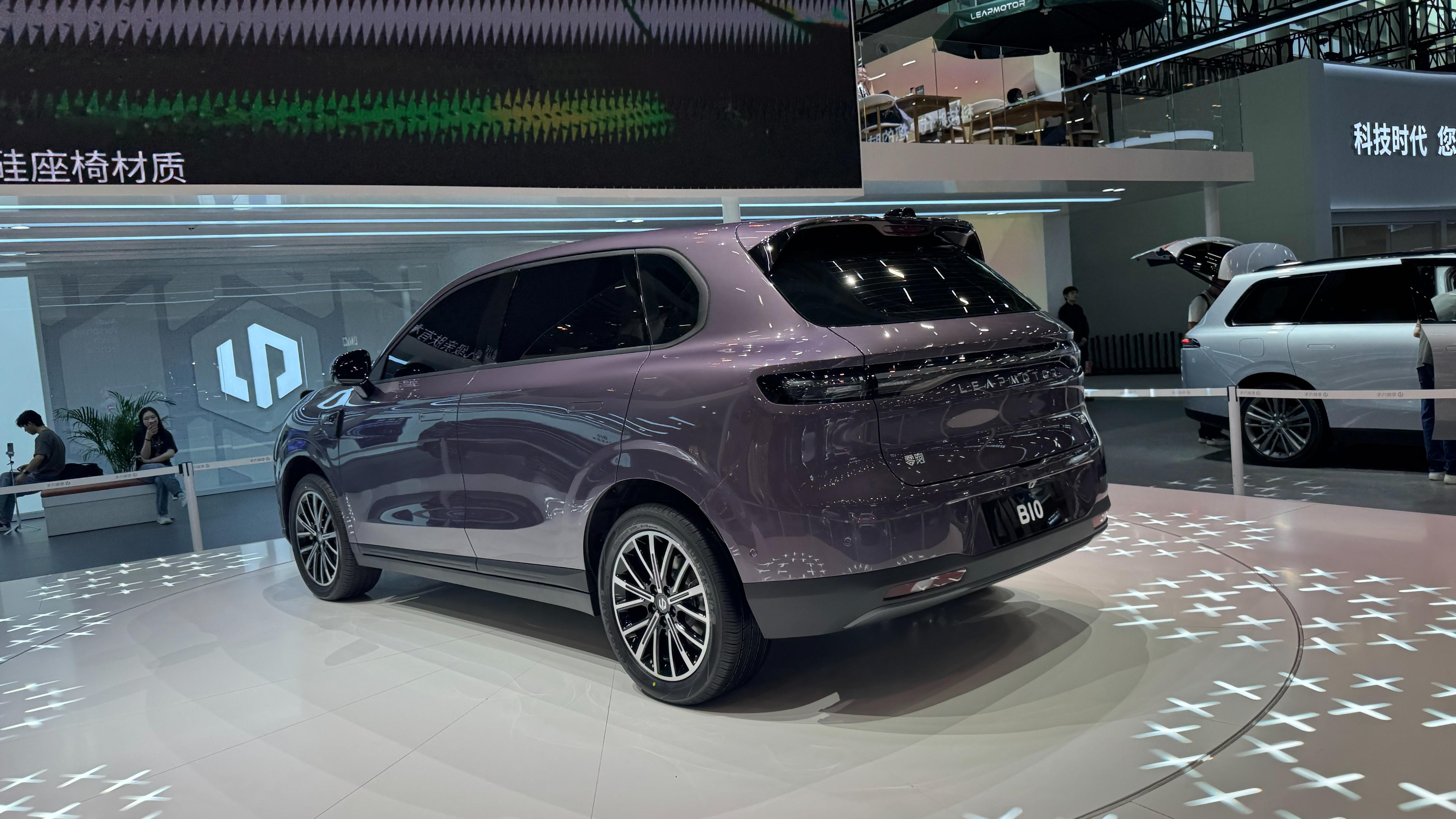 搭載8295和8650雙芯片！零跑 B10在廣州車(chē)展國(guó)內(nèi)亮相