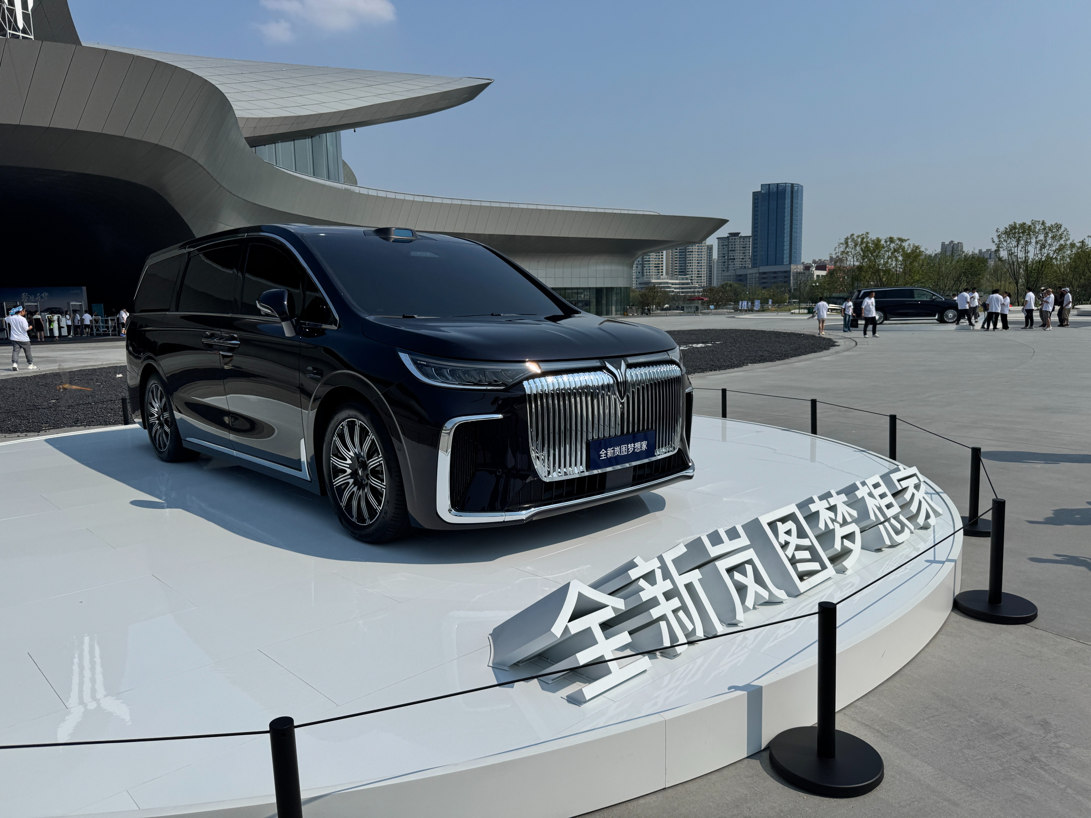 售價(jià)35.99萬(wàn)元起！嵐圖夢(mèng)想家乾崑版新增車(chē)型上市